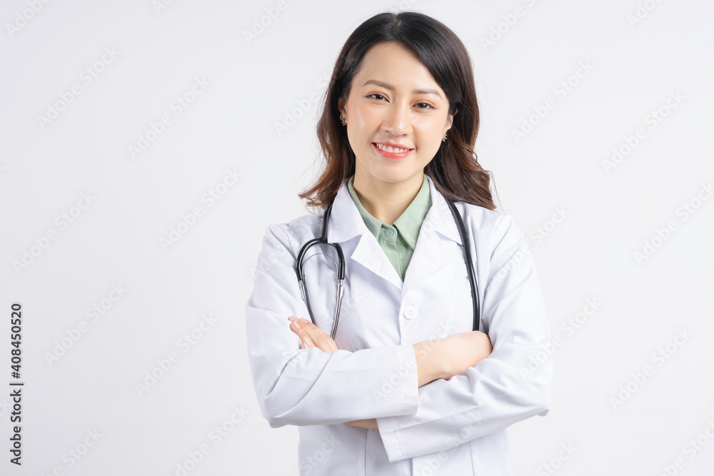 亚洲女医生牵手微笑的肖像
