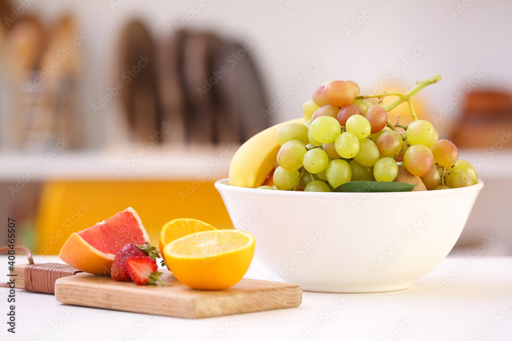 桌上有不同水果的碗