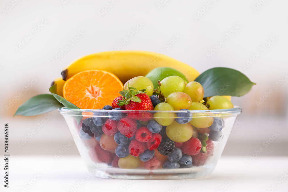 桌上有不同水果和浆果的碗