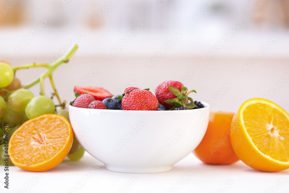 桌上有不同的浆果和水果的碗
