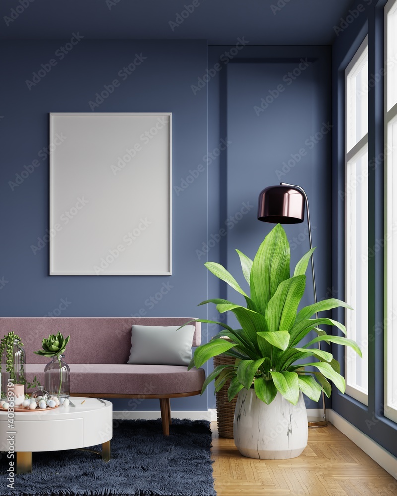 客厅内部空的深蓝色墙壁上有垂直框架的海报模型，粉色天鹅绒