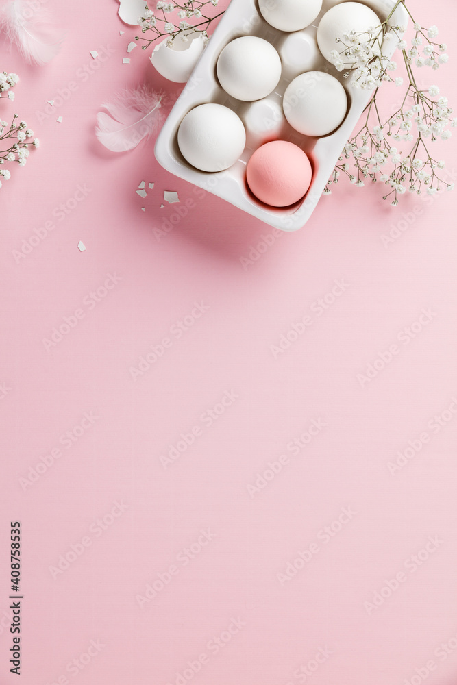 白色陶瓷托复活节彩蛋和粉色背景花朵