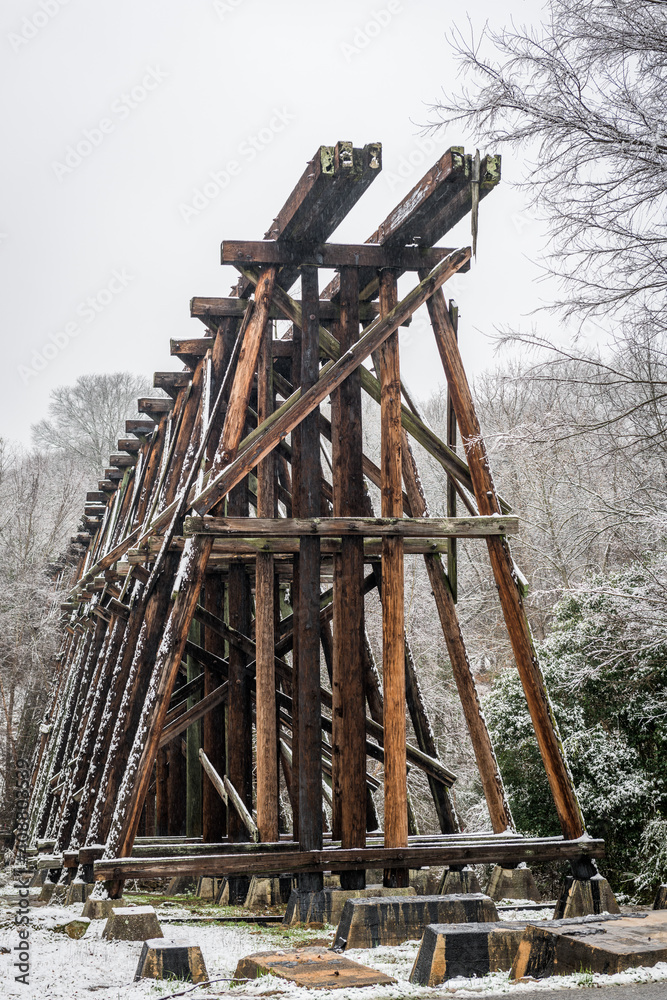 美国乔治亚州雅典，历史悠久的废弃火车栈桥。