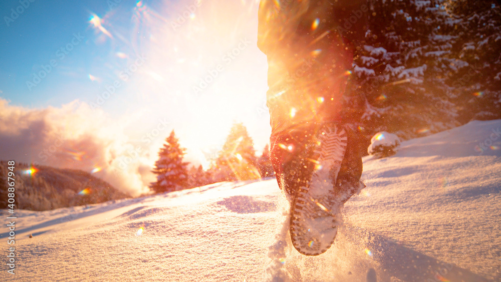 低角度：快乐的女人在寒假里跑进闪闪发光的新鲜雪地。