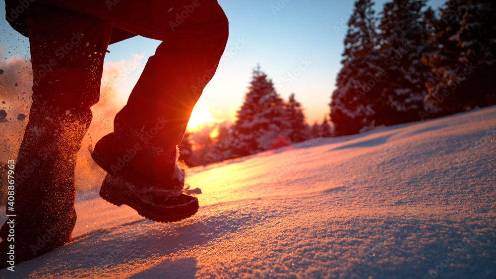 特写：在一个阳光明媚的冬夜，一个无法辨认的女人跑上了一座雪山。