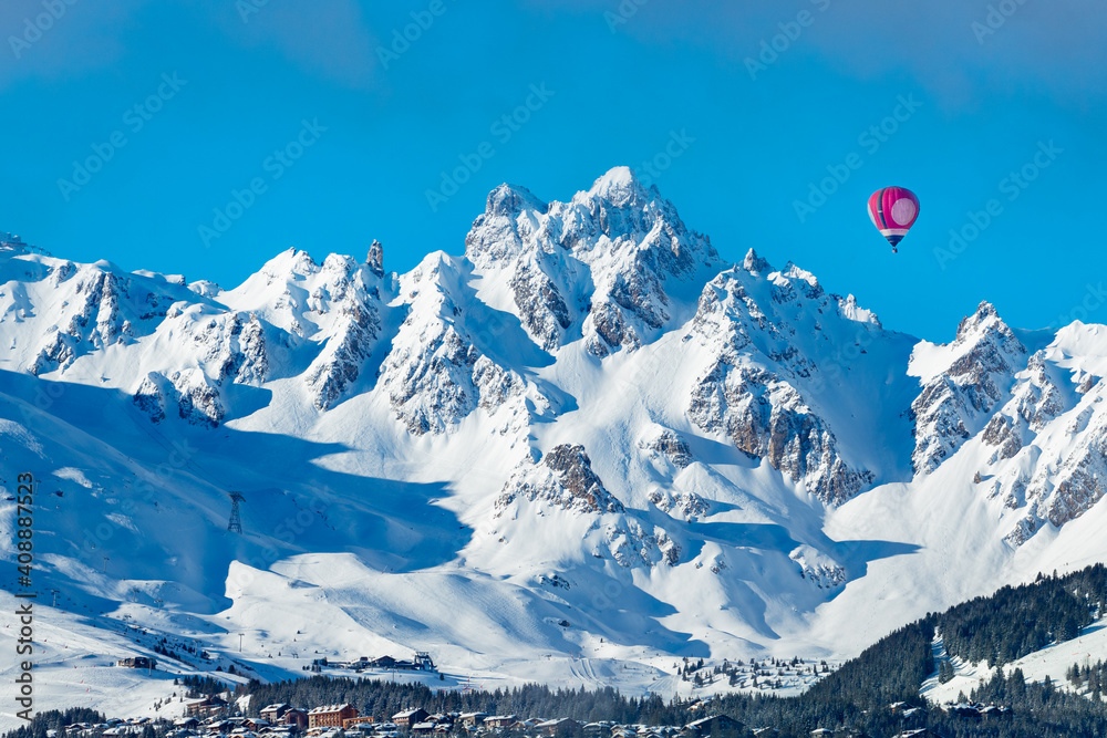 法国阿尔卑斯山库尔舍维尔山谷上空鲜艳的红色彩色热气球