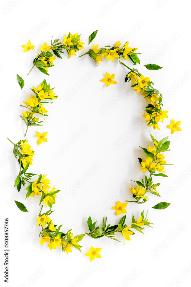 带叶子的黄色花朵的框架。春天野花的花环