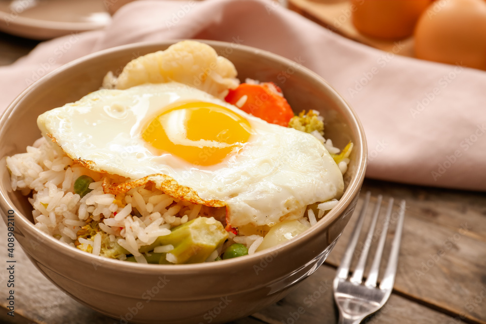 木底碗，盛有美味的鸡蛋、蔬菜和米饭