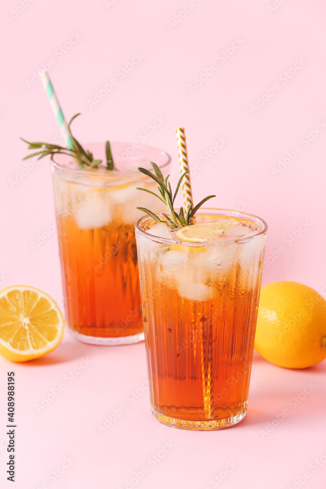 一杯柠檬色背景的冷红茶