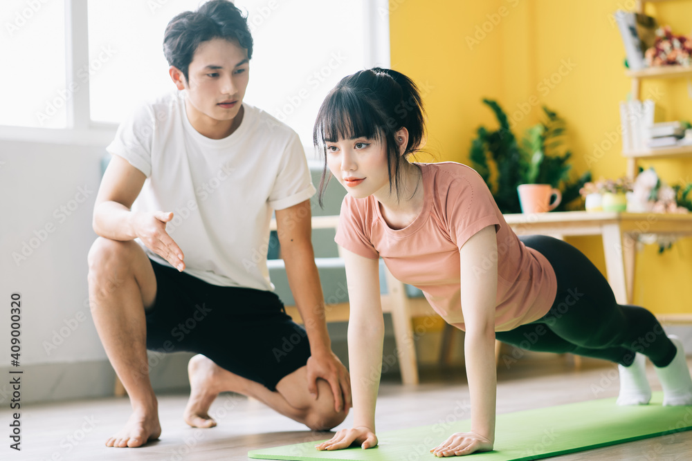 亚洲男友正在指导女友在家锻炼