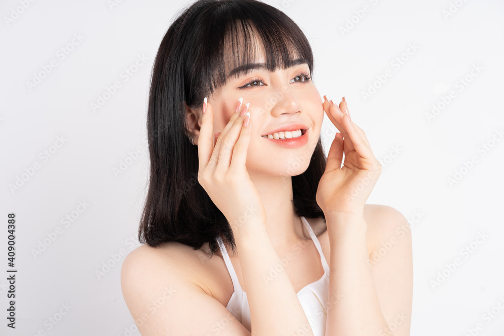 迷人的年轻亚洲女性，拥有清新的皮肤。面部护理，面部护理，女性美容皮肤隔离