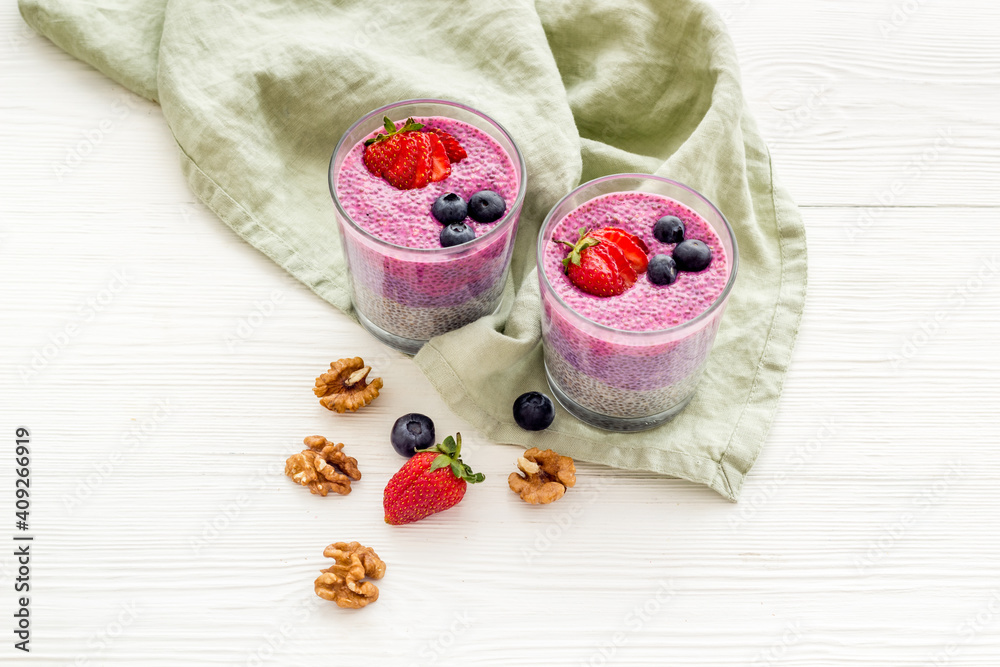 Chia布丁奶昔甜点，装在玻璃罐里的草莓。素食健康早餐。
