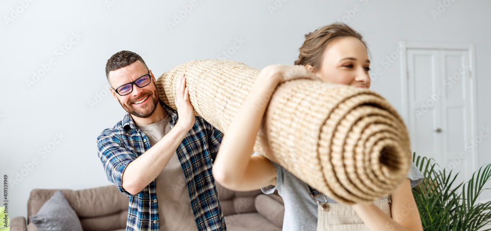 新公寓里铺着地毯的微笑夫妇