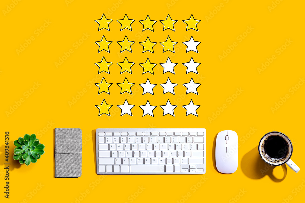 用电脑键盘和鼠标用黄色星星评分