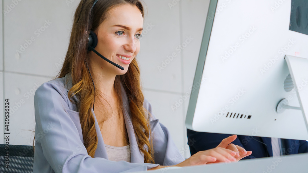 戴着耳机在办公室工作以支持远程客户或同事的商务人士。致电cent