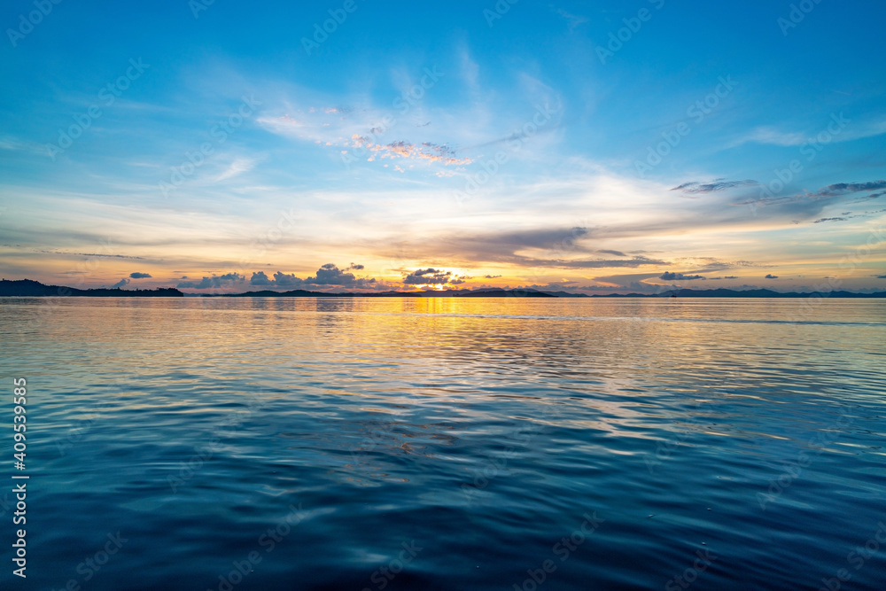 美丽的日落或日出，热带普吉岛平静的海面上有戏剧性的天空云朵，太神奇了