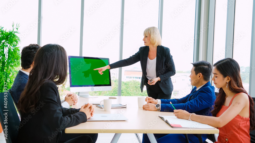 会议室里的商务人士，办公室选项卡上有绿屏色度键电视或电脑