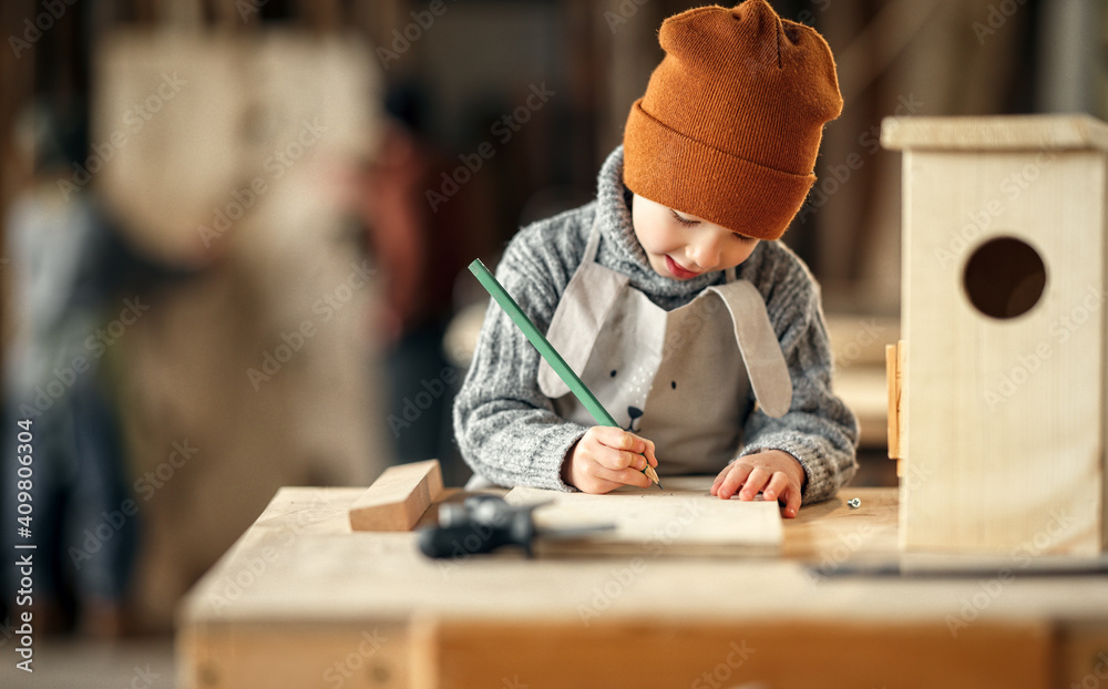 专注于木工工作室工作的孩子