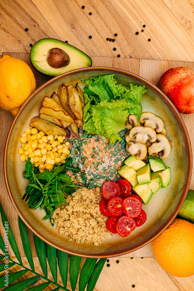 健康饮食。在装饰好的桌子上搭配蘑菇、生菜、西红柿和西葫芦的沙拉