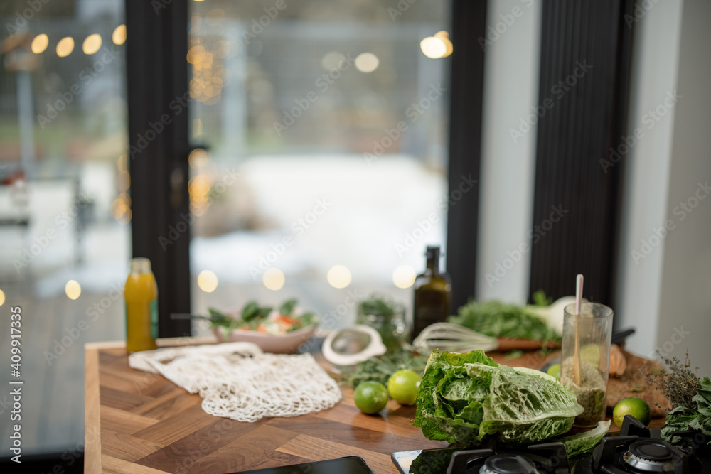 烹饪健康食品，餐桌上有蔬菜和绿色蔬菜。健康和健康的概念。高质量