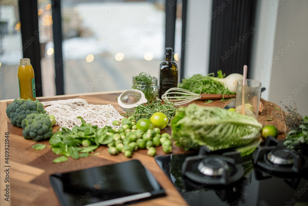 烹饪健康食品，餐桌上有蔬菜和绿色蔬菜。健康和健康的概念。高质量