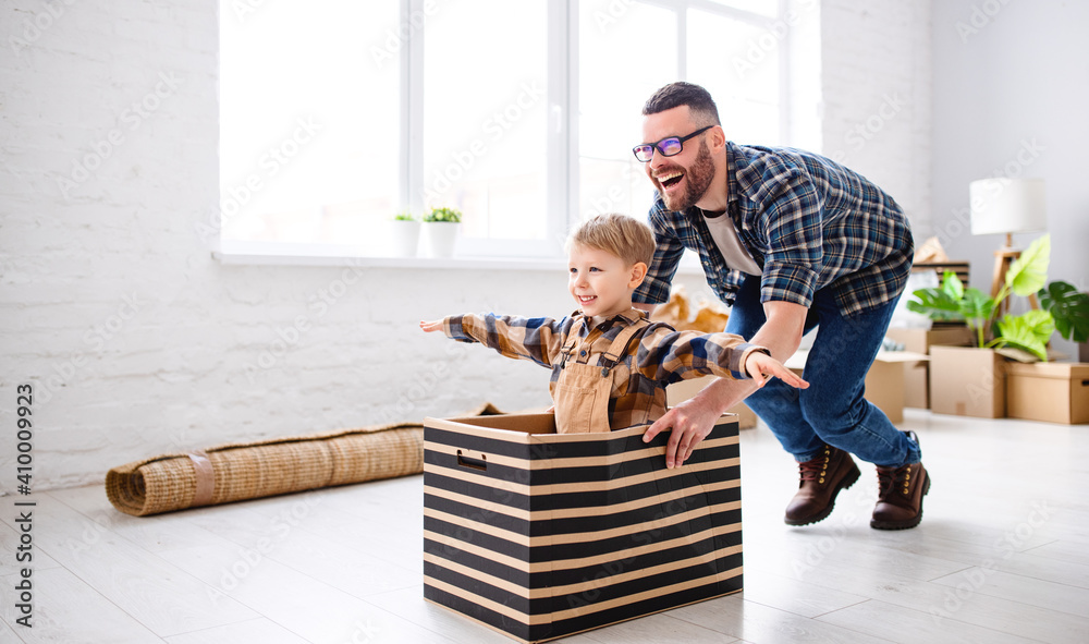 搬迁期间父亲与儿子玩耍