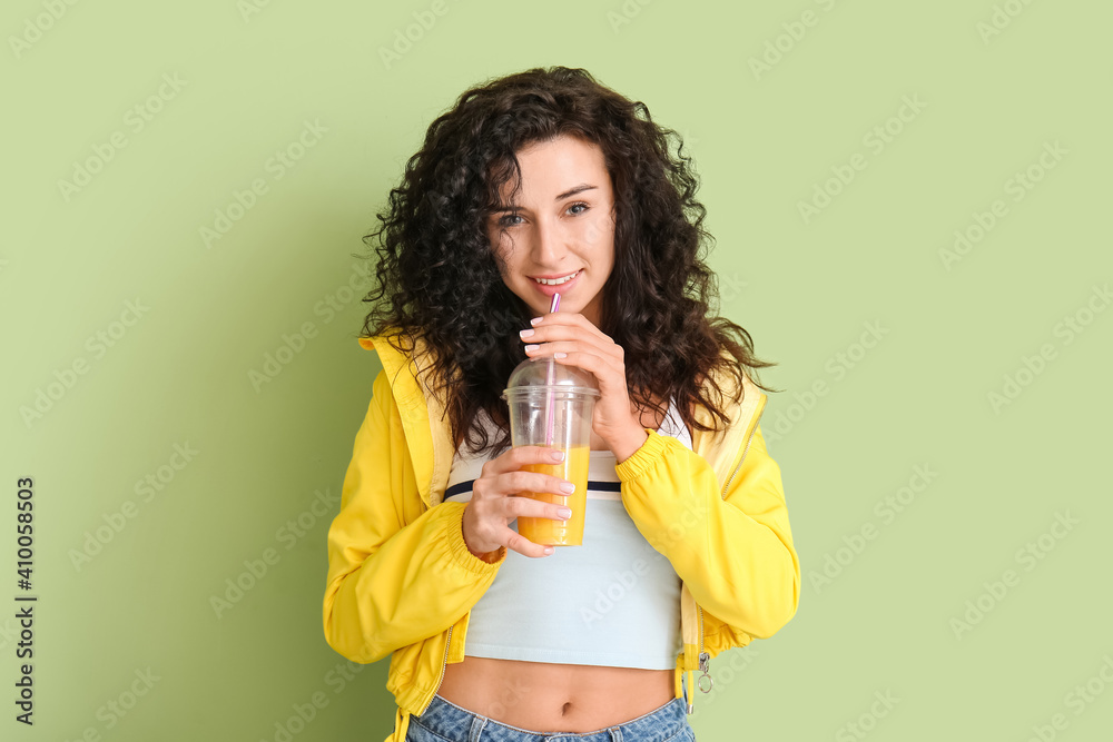 时尚年轻女性的肖像，彩色背景是一杯果汁