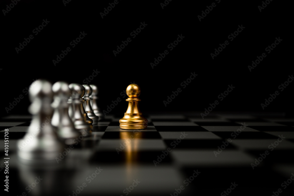 站在其他国际象棋前面的黄金棋子，领导者的概念必须有勇气和挑战