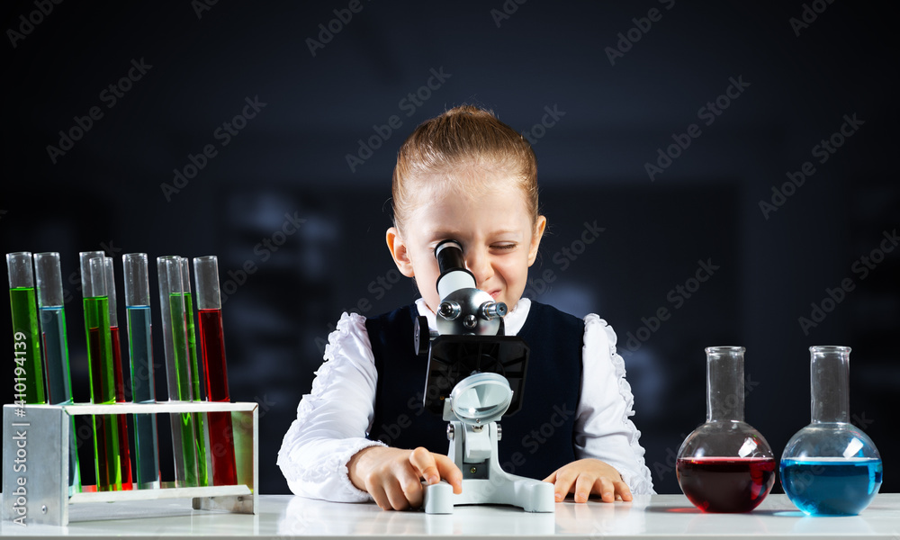通过显微镜观察的小科学家