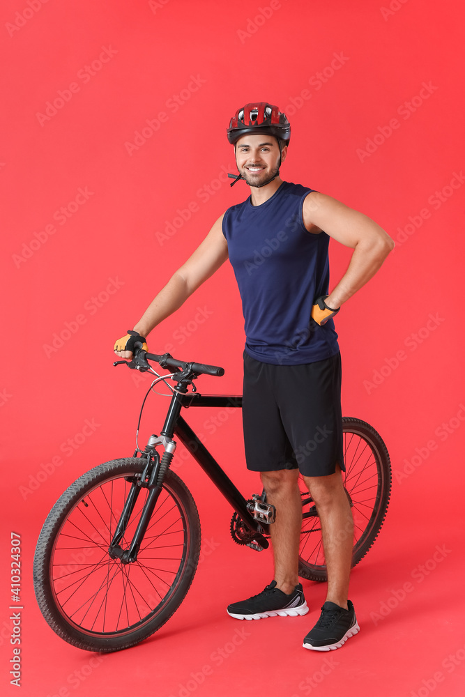 彩色背景下骑自行车的男性自行车手