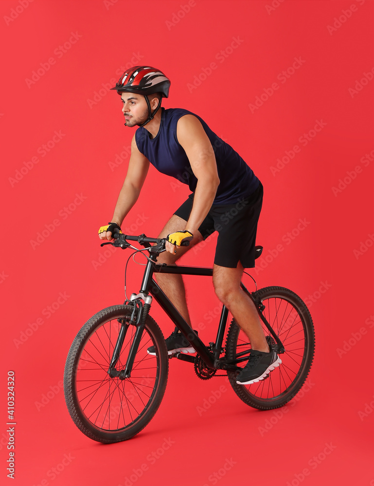 彩色背景下骑自行车的男自行车手
