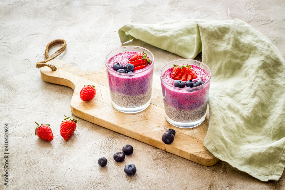 Chia布丁冰沙甜点，玻璃罐里有草莓。素食健康早餐。