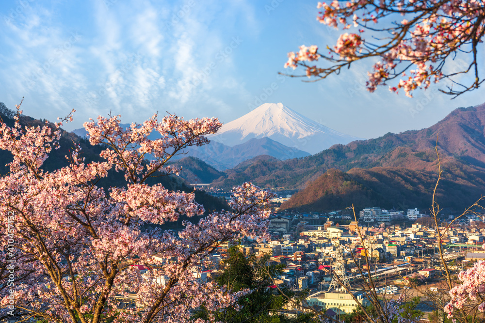 日本大冢，春季富士山的城市景观