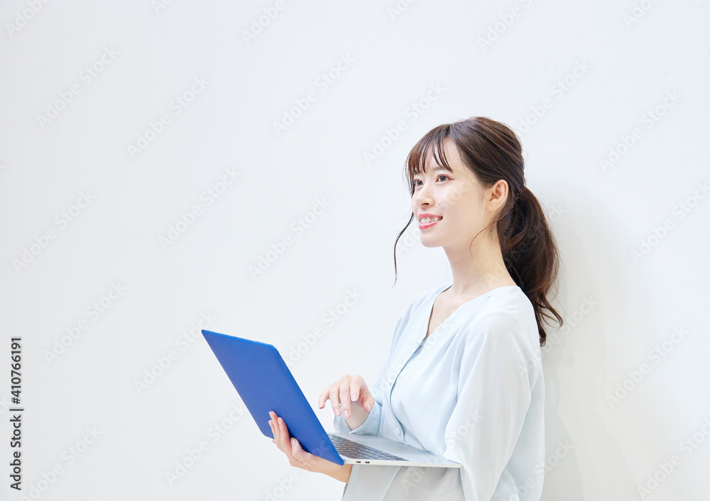 パソコンを使う女性　白背景