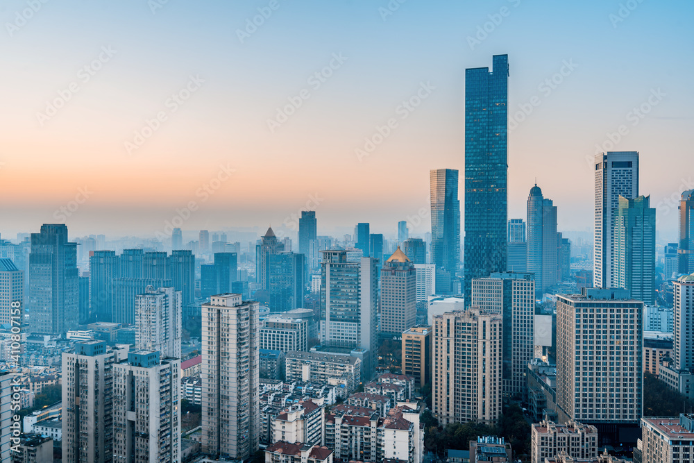 中国江苏南京城市天际线的黄昏景色