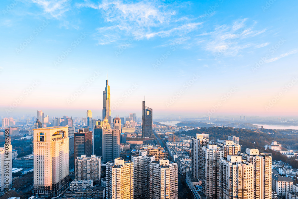 中国江苏南京紫峰大厦和城市天际线的黄昏景色