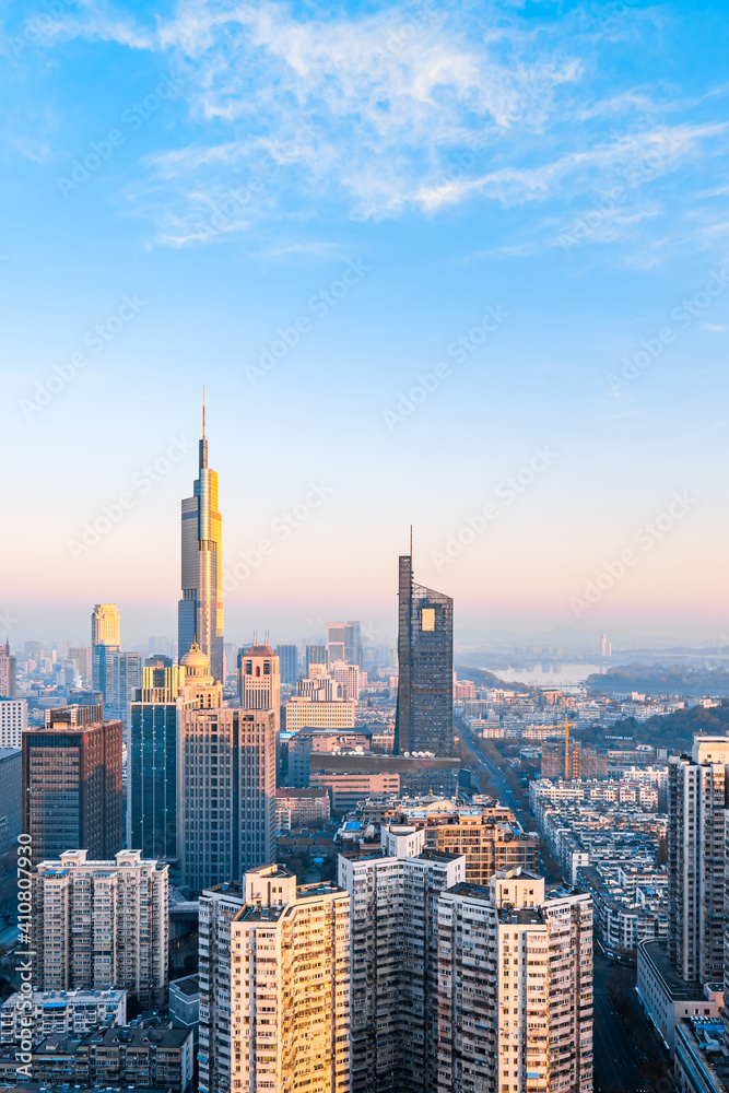 中国江苏南京紫峰大厦的黄昏景色和城市天际线