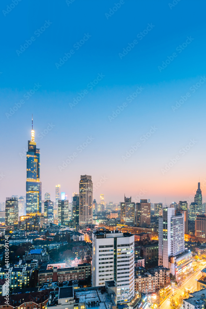 中国江苏南京紫峰大厦夜景和城市天际线