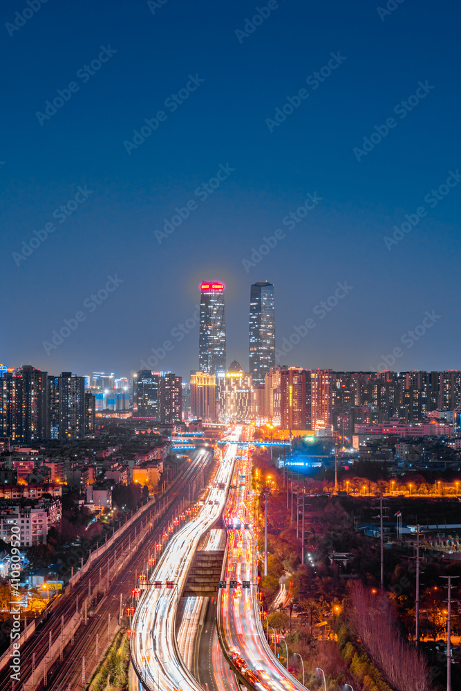 中国云南昆明双塔和高架桥交通夜景