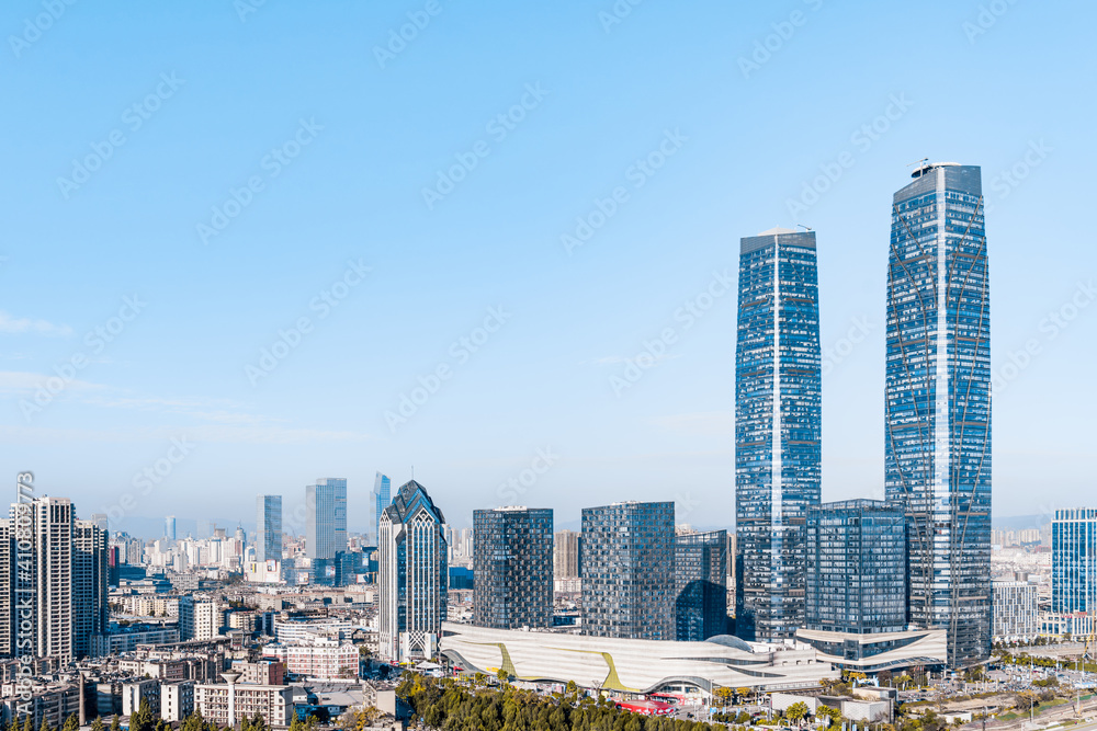 中国云南昆明双子塔和城市天际线的阳光景观