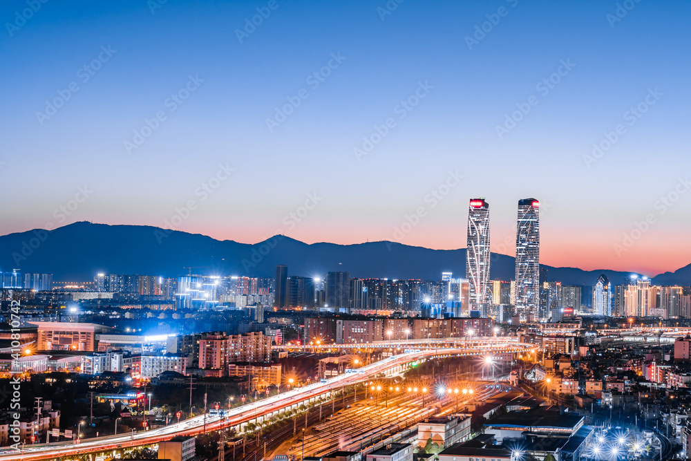 中国云南昆明双塔、高架桥和火车站夜景