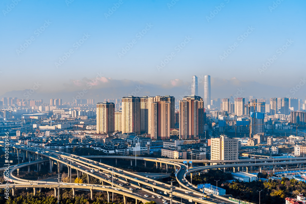 中国云南昆明巨华天桥和双塔的远景