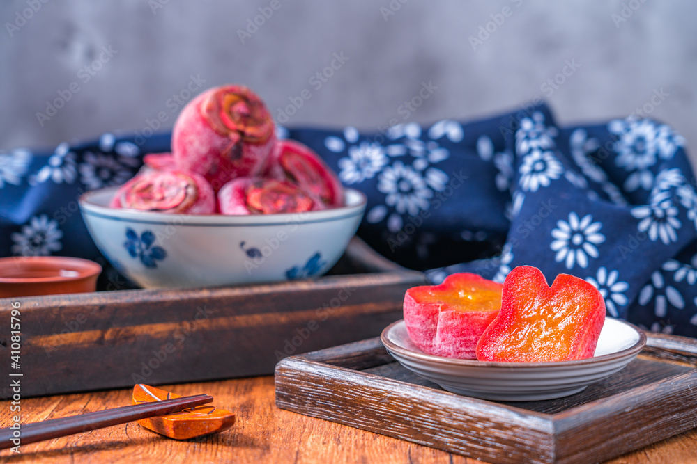 大理石餐桌上的中国传统食品柿子干