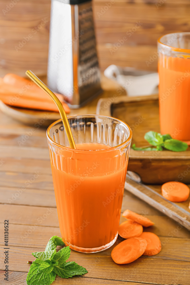 木桌上一杯美味的胡萝卜汁