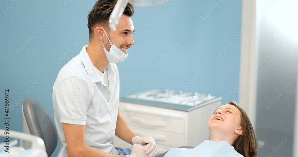 患者和牙医之间的闲聊，为牙科诊所的牙科检查做准备。Regu