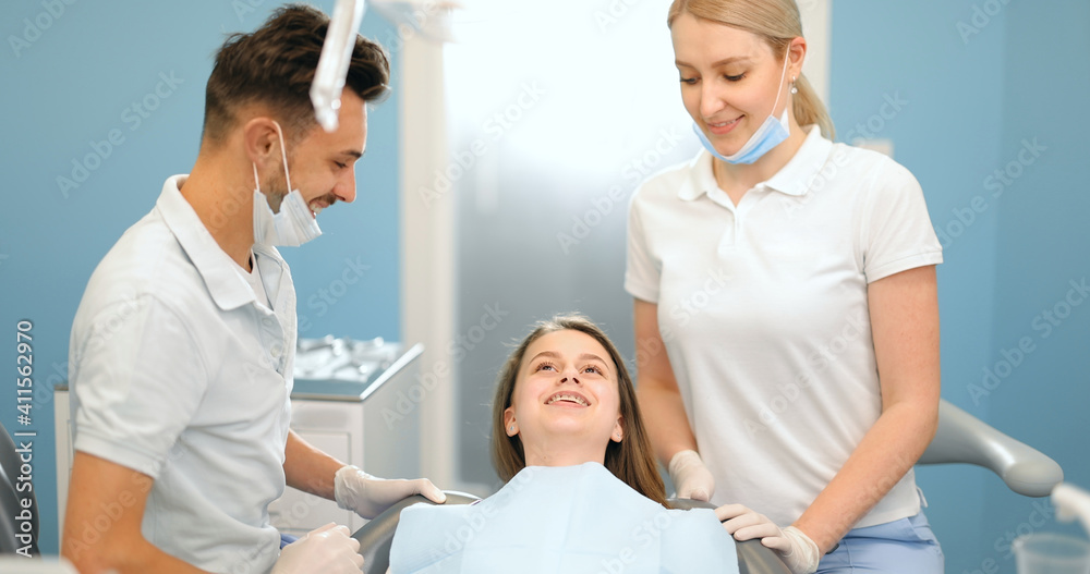 患者和牙医与助手进行闲聊，为凹痕处的牙科检查做准备