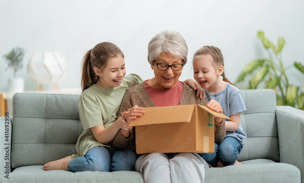 祖母和孙女正在打开纸板箱