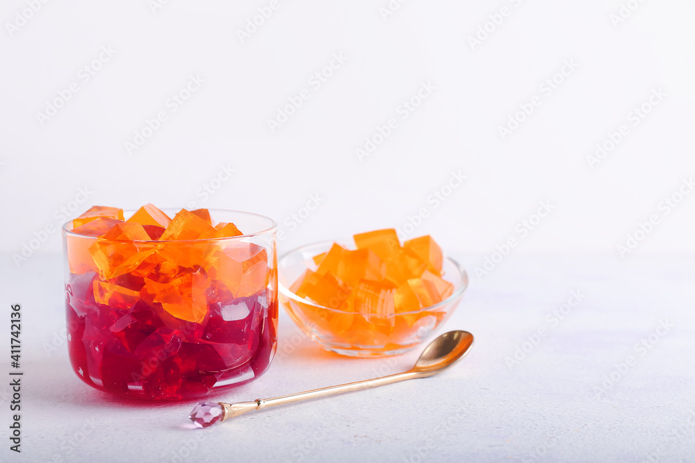 白底上有美味果冻块的玻璃碗