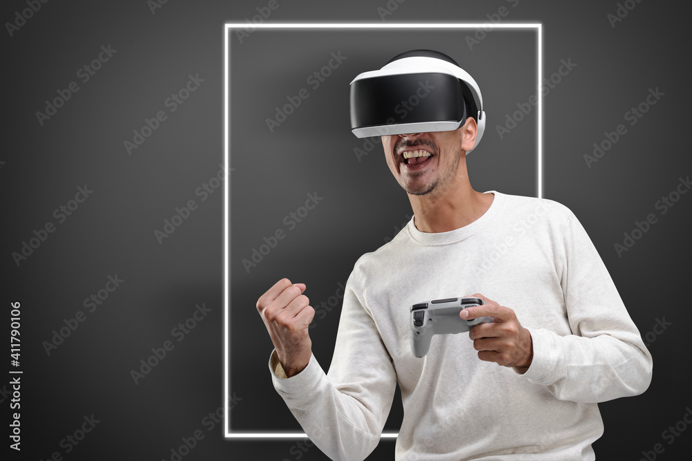 戴VR耳机玩游戏的男人