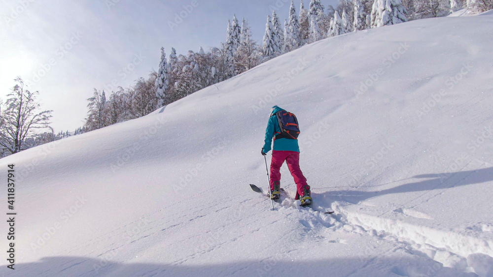 无人机：健康的高加索女子在滑雪旅行中穿越寒冷的风景